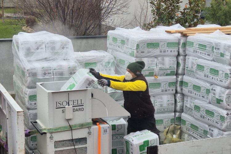 Neu bei Holzbau Thaler: ISOCELL Zellulosedämmung für nachhaltiges Bauen im Burgenland